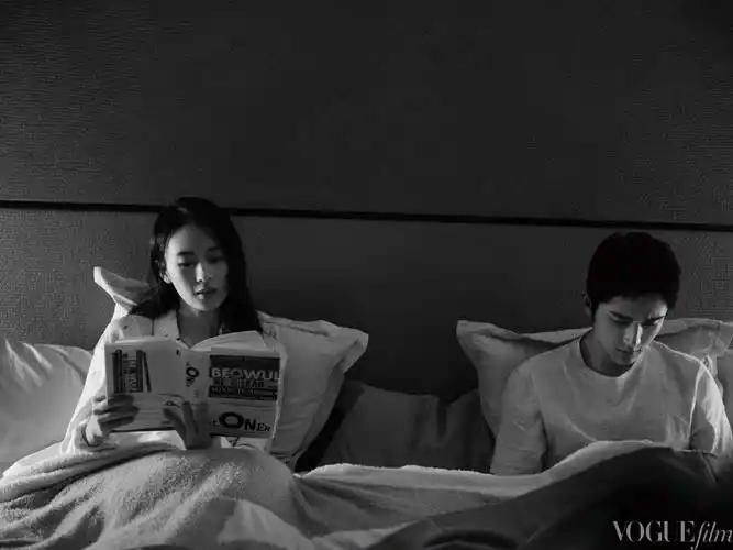 张新成童谣黑白光影间诉深情气氛暧昧尽显故事感