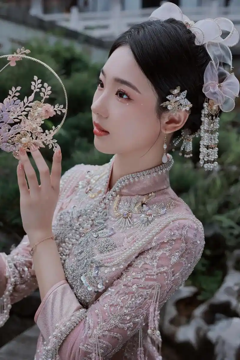 少女感拉满,减龄中式也太好看了#国风古韵 #古风 #化妆师 - 抖音