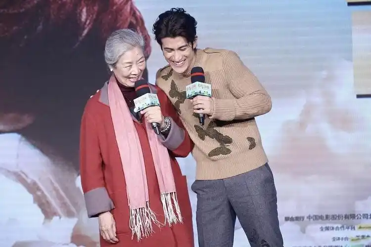 回顾吕中嫁给小学同学儿子是导演儿媳是影后女儿们是国家栋梁