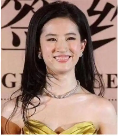 刘亦菲笑的时候不能大笑,会露牙龈.