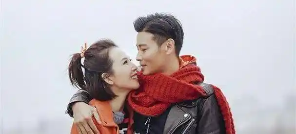 蔡少芬和她的老公张晋会时常一路列入综艺节目,在节目中,蔡少芬半扎起