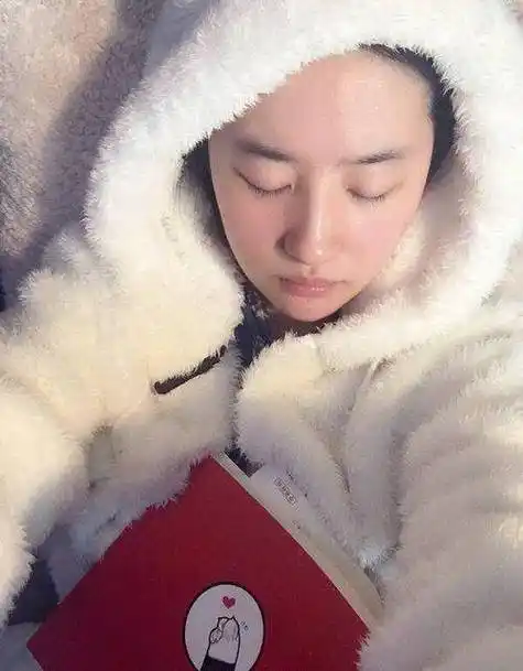 助理曝刘亦菲片场素颜照,神仙姐姐看剧本的神态简直攻气十足!