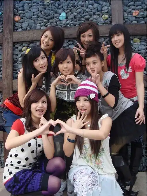 "黑涩会美眉"组合现状:有人入狱,最后一位开价6万求包养