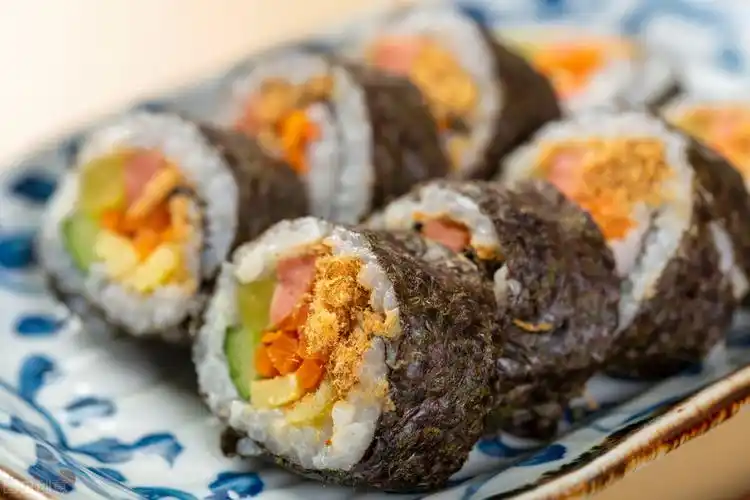 食材:米饭,火腿肠条,黄瓜条,肉松,胡萝卜条,腌萝卜条,包饭紫菜,食盐