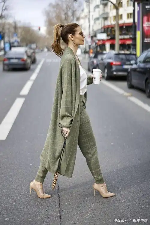 2021年3月28日,德国柏林,时尚博主rebecca kunikowski街拍