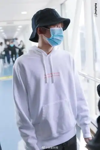 王源最新机场照,黑色渔夫帽搭配白色卫衣 黑色牛仔裤