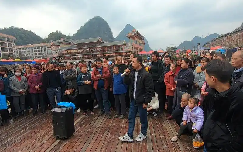 牛年初三帅歌美女在麻尾大桥对唱山歌,唱得精彩男女老少听得入迷