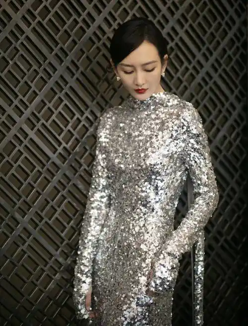 王鸥半露不露好性感穿蕾丝连体裤配长卷发亮相美得认不出