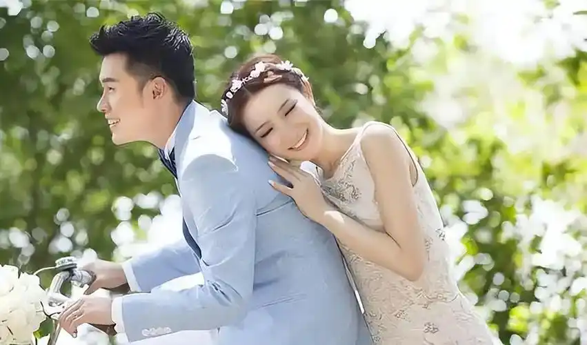 回顾陈赫二婚娶大1岁张子萱婚后连生二胎如今一家四口其乐融融