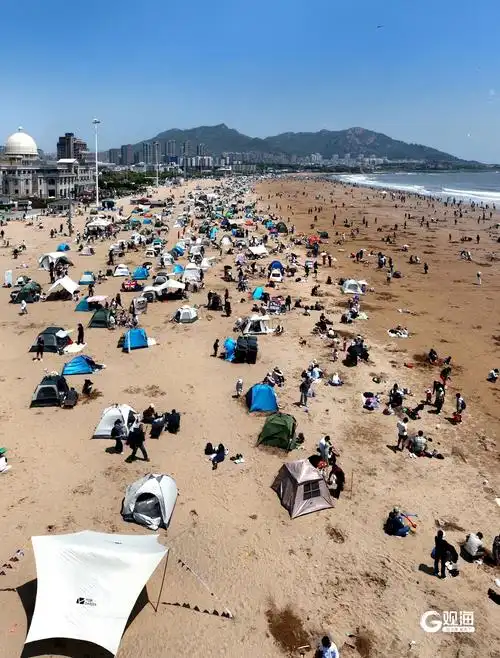 青岛:石老人沙滩变身"帐篷天堂"