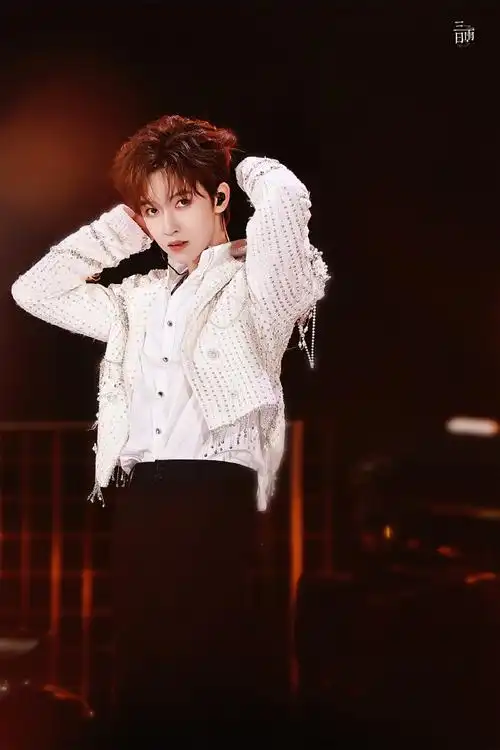 96#贺峻霖理想之途演唱会#沉溺在光与影之间@时代少年团-贺峻霖