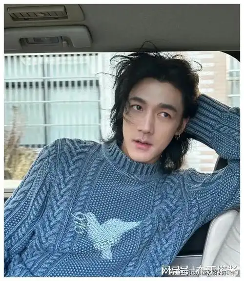 萧亚轩前男友黄皓真的帅气迷人十足