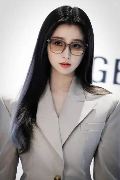 虞书欣蓝色挑染长发#虞书欣今天活动的造型好鲨啊,气质拉满,戴眼镜穿