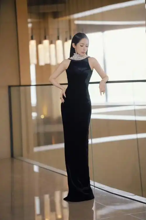 萧亚轩轩然归零发布会#萧亚轩活动造型分享,将礼服反穿尽显不一样的