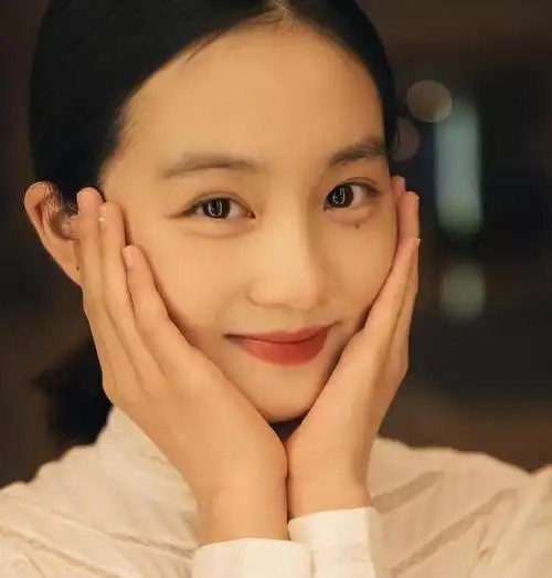 黄磊女儿多多化身舞会公主浓妆艳抹气场十足小细腰太抢镜