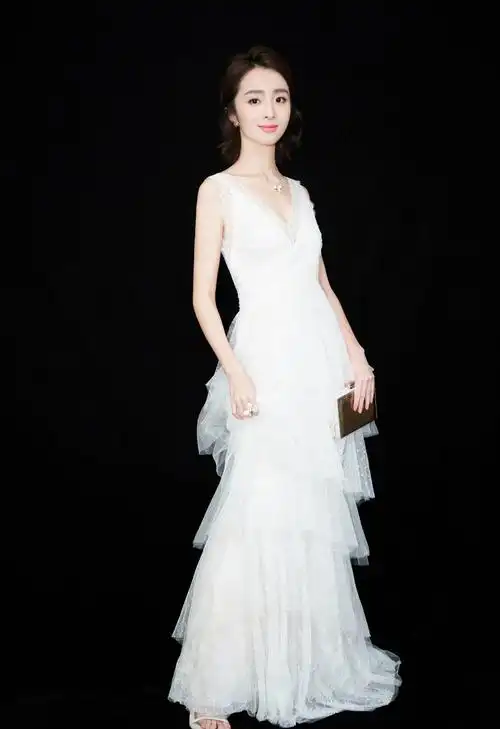 胡冰卿深v白色长裙性感写真