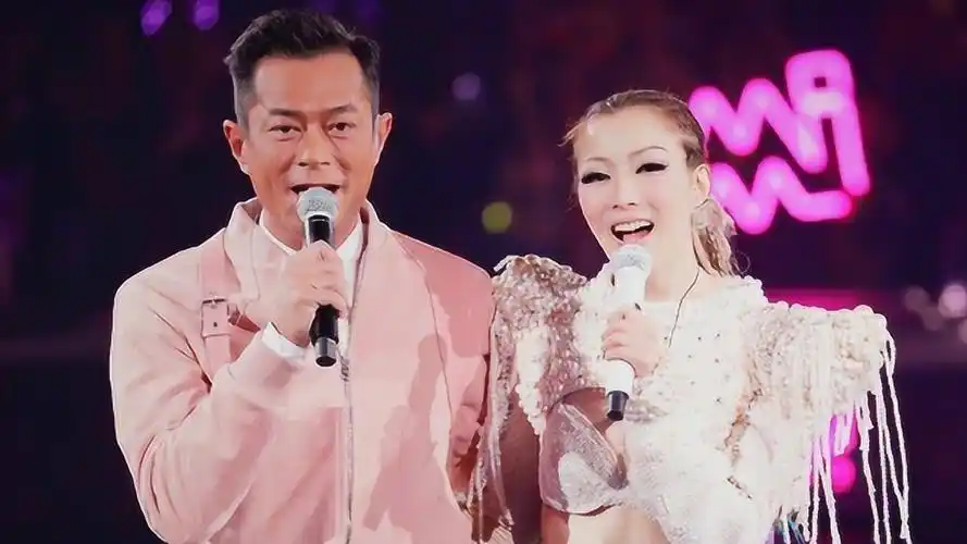 全场尖叫!古天乐惊喜现身郑秀文演唱会,二人合唱《默契》太甜了