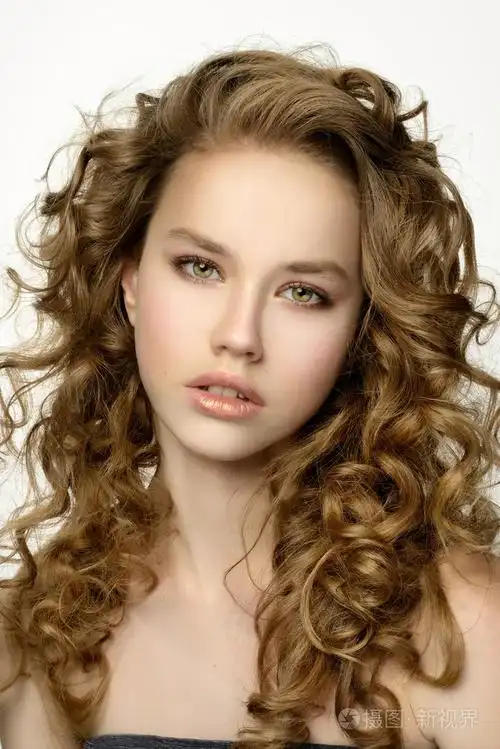 棕色头发的女人照片-正版商用图片19et47-摄图新视界