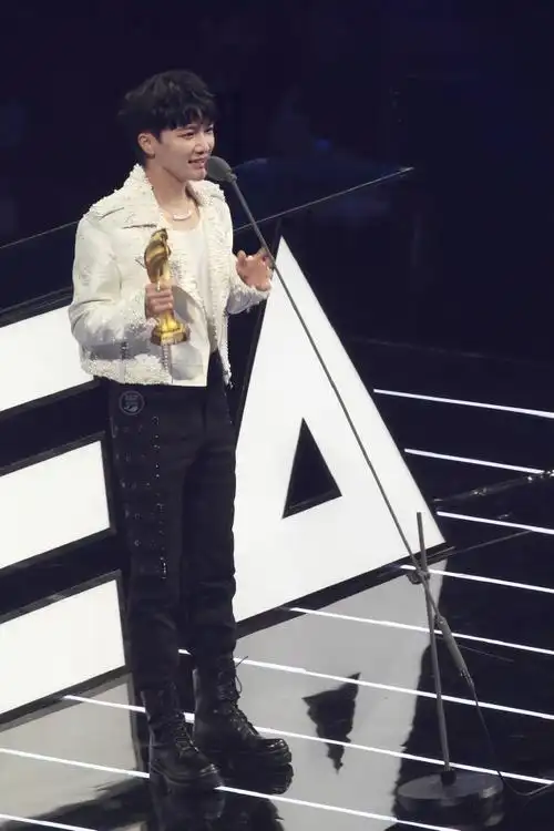 周深年度最具影响力内地男歌手##周深官宣加盟tmea##周深tmea红毯