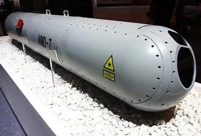 激光制导导弹是从哪里发射激光的?