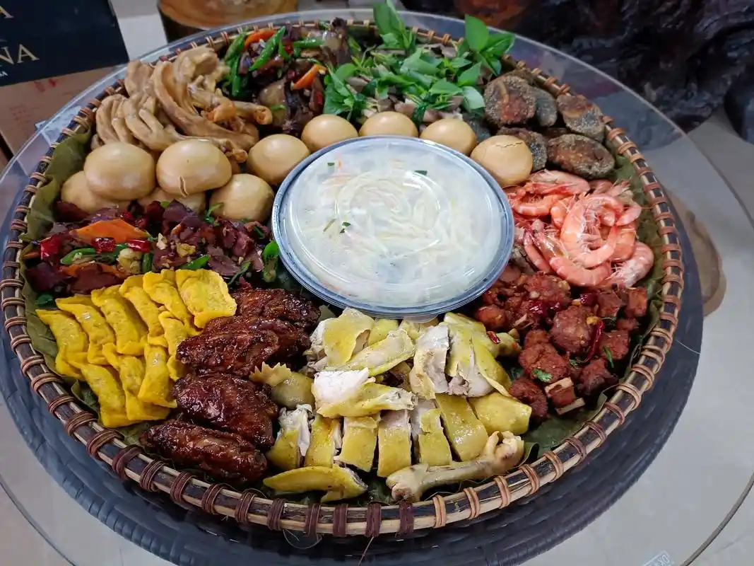 农家菜,喜欢的过来,金城江三桥红绿灯和车管所之间巷内,朱哥歌 - 抖音