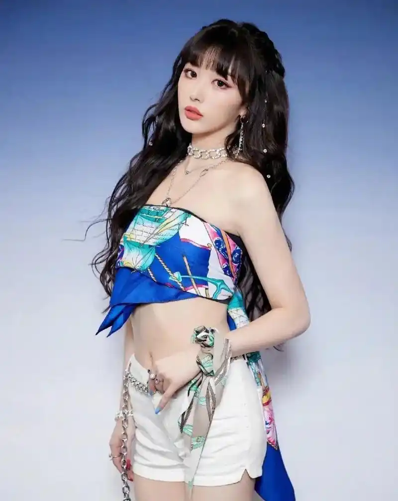 湖北美女孔雪儿丝巾抹胸,腰部以上除了胸部其它全部裸在外面,美艳绝伦