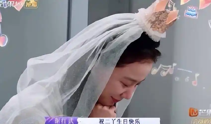 坎坷的王珞丹40岁仍未婚母亲上综艺节目里催婚她恨嫁吗