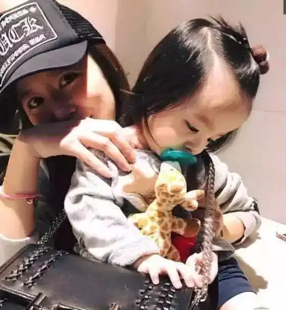 首次晒小海豚正面照,网友直呼:这就不是小时候的林心如嘛!