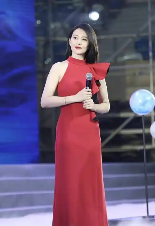 高圆圆昨日在丽水出席活动好美,她穿一身红色荷叶边长裙,好美好优雅