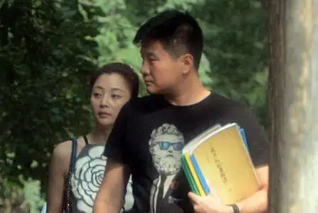 李金羽殷桃手牵手出入酒店 动作亲密显恩爱