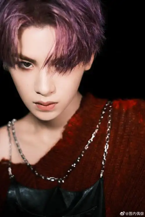 黄明昊红黑氛围感大片#黄明昊新专辑《vr》预告海报紫发 红色毛