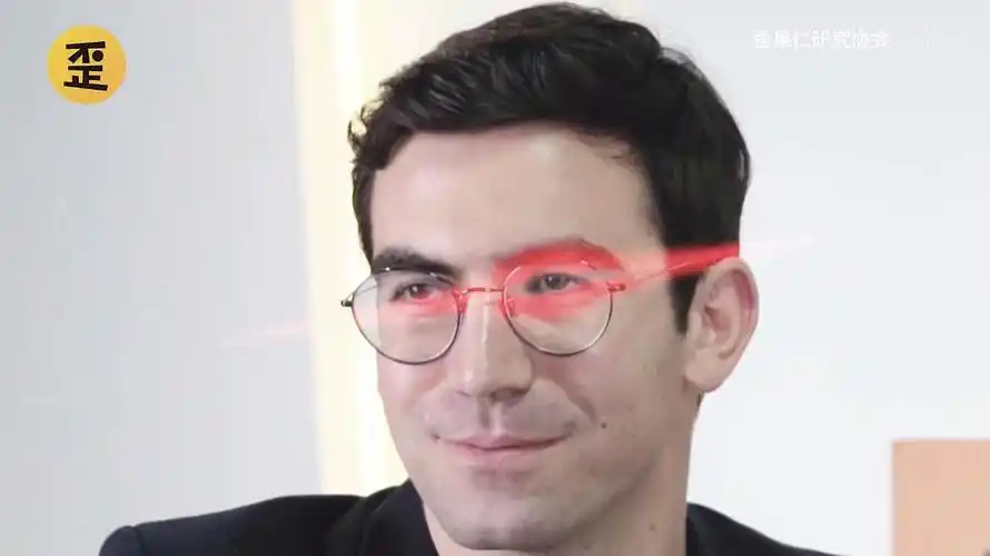 请问视频里突然眼睛冒红光是什么梗啊