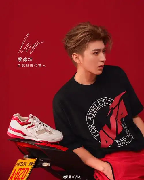 蔡徐坤avia全球品牌代言人#摩托车牌照都是a820,很吉利