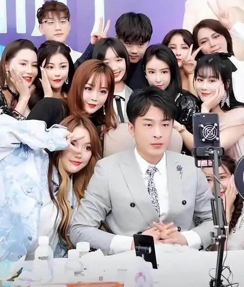 网红辛巴为妻子庆生太豪横!送价值1300万的玉佛,现场犹如红毯秀