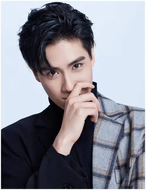 胡一天的短发又帅又时髦,偏的发型看起来简单又精致!