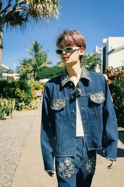 黄明昊seeyou期遇#黄明昊个人写真阳光下的美少年