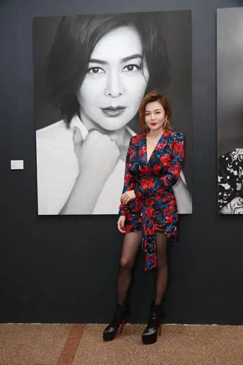 57岁关之琳只是换了短发身穿驼色大衣亮相意外减龄又高级优雅