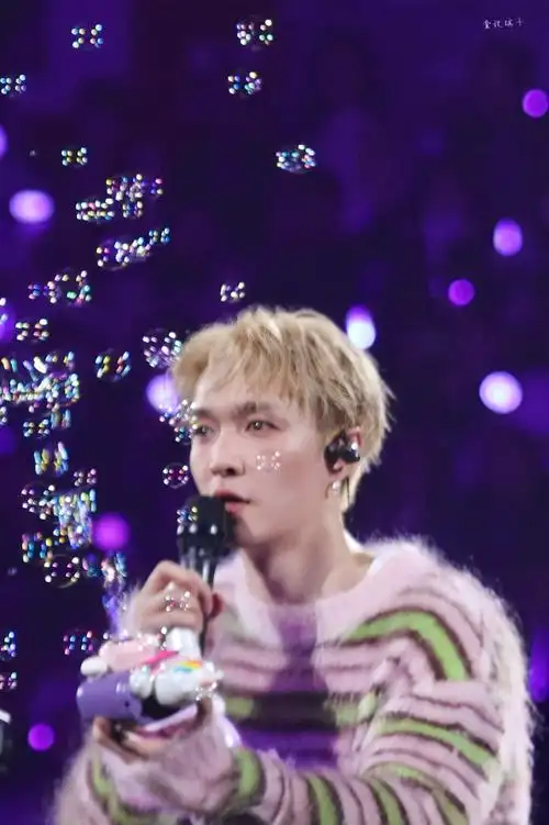 嘟嘴好可爱的宝宝好想rua20231202 重庆talking#张艺兴重庆演唱会