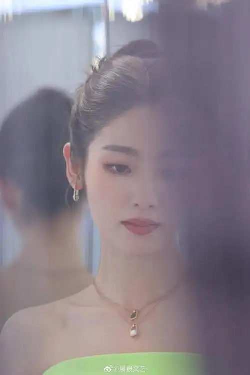 邢菲昨日一身绿色抹胸礼服裙出席活动