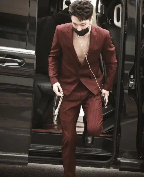 张艺兴新穿搭太大胆,西装上身"腹肌"若隐若现,这身材太绝了!