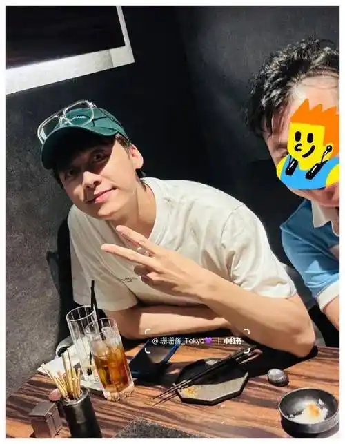 36岁李易峰日本回国生图黑眼圈厚重反差大眼神呆滞全程好冷漠