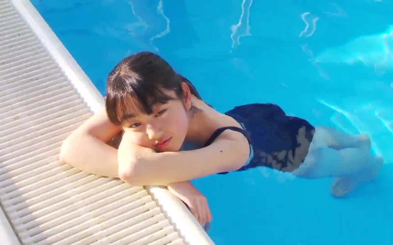 徜徉在学校游泳池的甜美酒窝少女