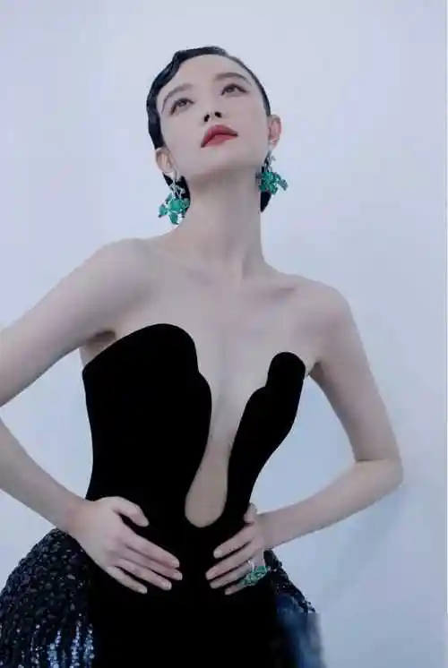 谁顶得住啊!倪妮37岁事业线身材性感爆棚