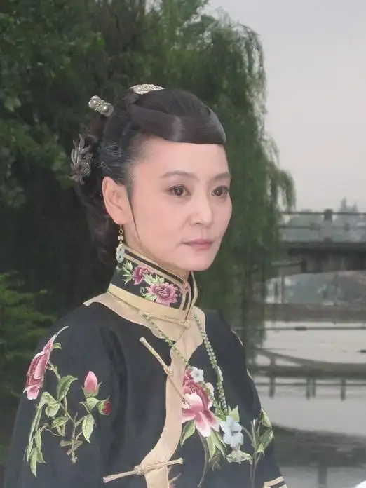 刘雪华,1959年11月12日出生于北京,5岁随家人迁往香港,中国香港女演员