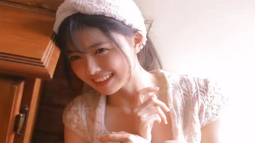 可爱少女吊带性感高清桌面壁纸