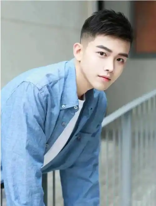 两侧铲短pk男士碎发你更喜欢哪一种请说出喜欢他们得优点