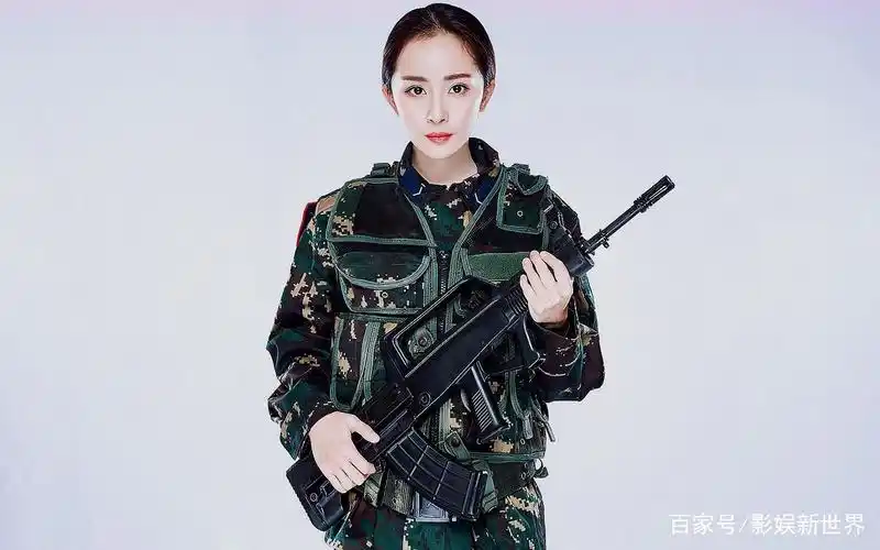 穿上军装的杨幂看起来气质都变得非常帅气了,图中杨幂身穿迷彩军装