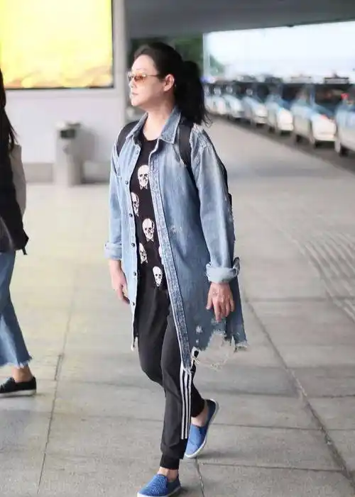 45岁大s素颜走机场体型发福有点像大妈乞丐风牛仔外套太土气