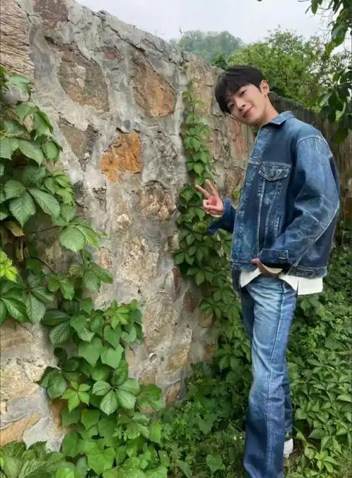 赖冠霖出走半生归来才24岁 他才24啊,感觉出道很久了