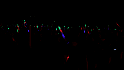 观众情绪激昂,掌声,欢呼声此起彼伏,一根根伴随着音乐挥舞的荧光棒,汇